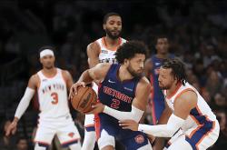 开云体育官网-勇士主场击败活塞，守住领先位置