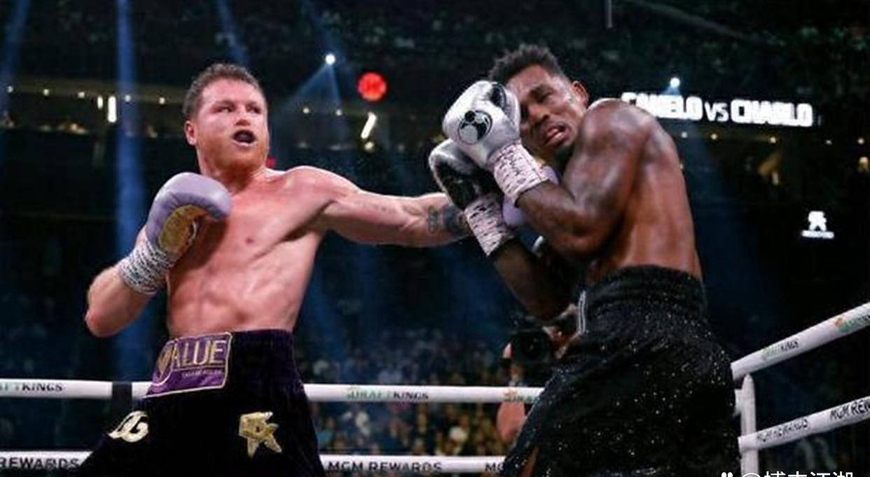 名宿带头攻破对方球门，带领球队胜出