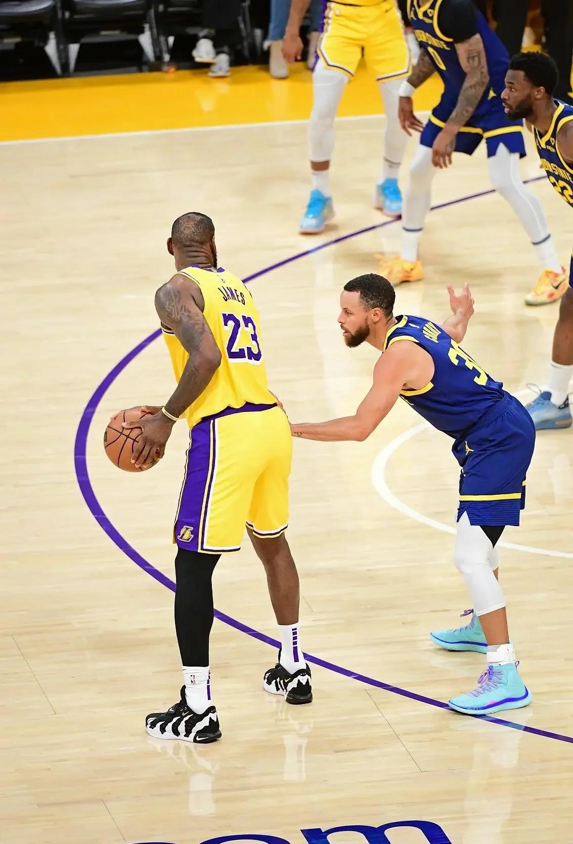 勇士客场战胜马刺，汤普森发威成为夺胜功臣